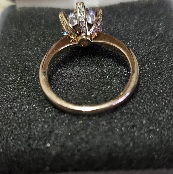 Elegant Gold Solitaire Ring - Picture 3 of 5